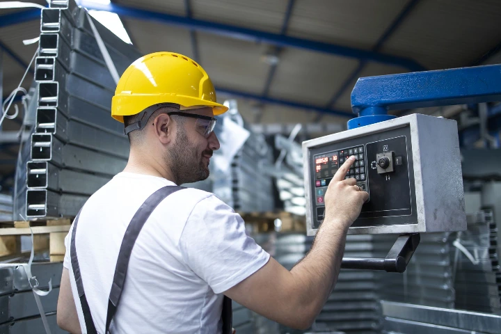 Opérateur de maintenance sur une machine industrielle
