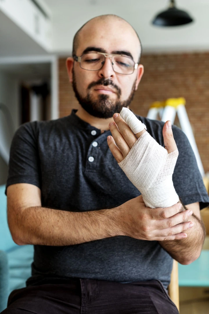 Homme blessée à la main suite à un accident du travail