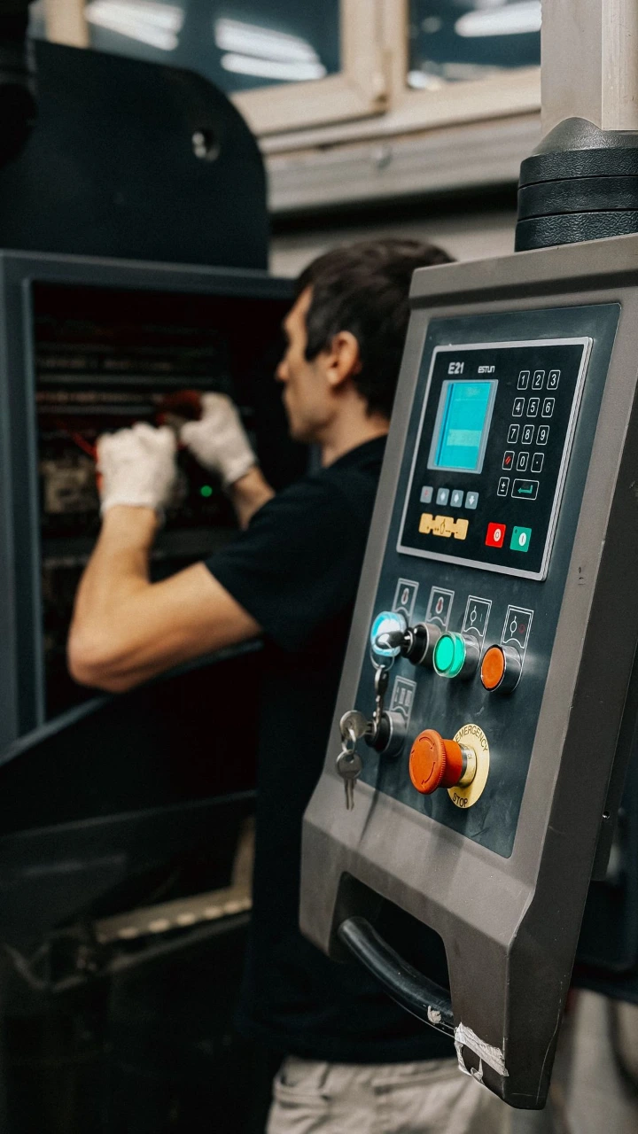 intervenant sur une machine industrielle